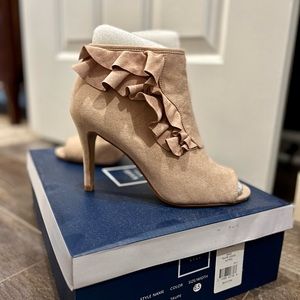 Pale pink/taupe peep toe heels. 6.5